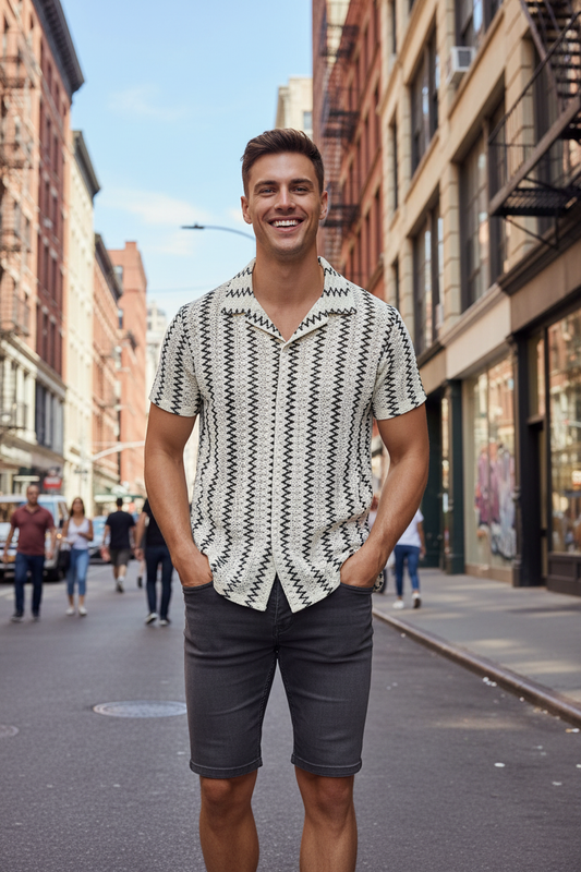 Chico con camisa zigzag en entorno urbano